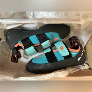 Evolv Women’s Climbing Shoes - Black and Blue